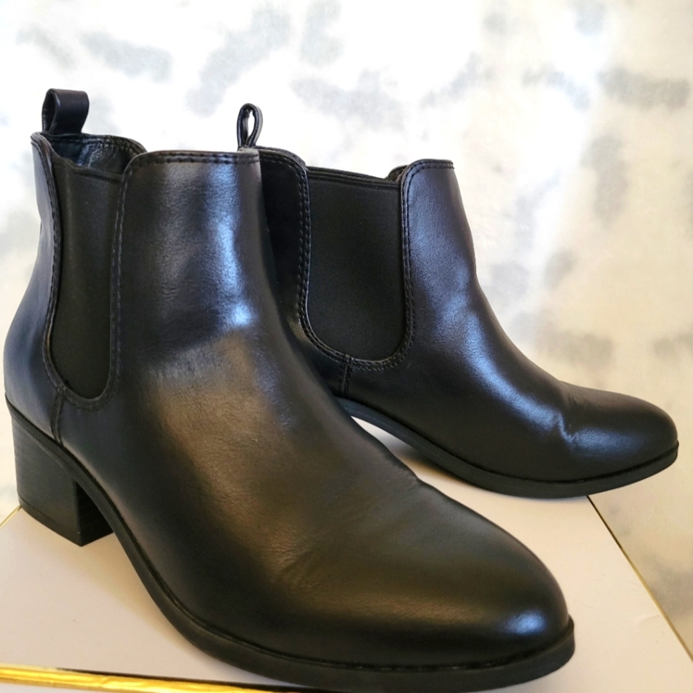 A new day Black ankle boots Size 6